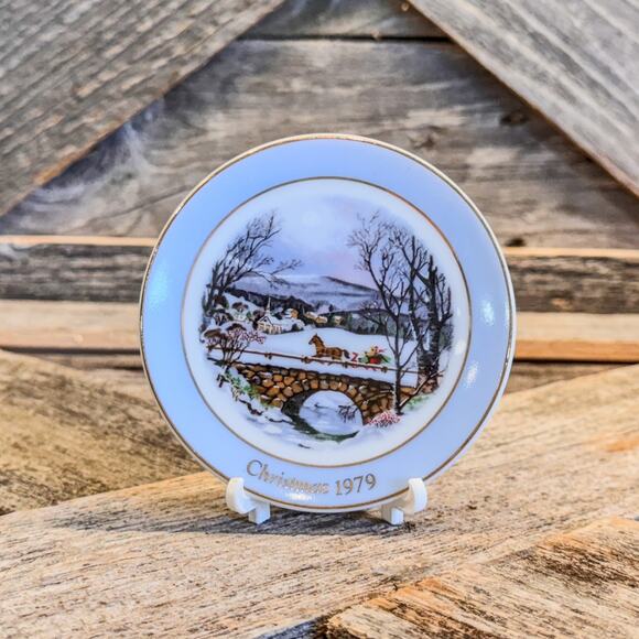 Vintage Hanging Ornament "Dashing Through The Snow" Mini Plate by Avon 1989, 3" - Picture 2 of 6